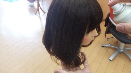 右半分だけスプレーワックスをした写真