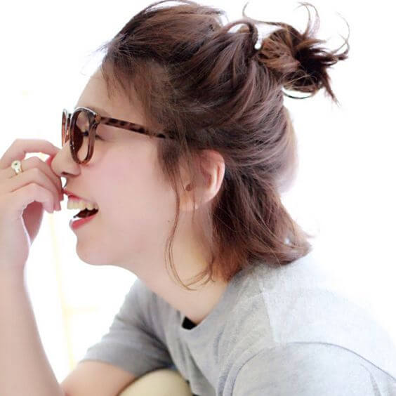ハーフアップの女性の写真