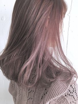 ピンクヘアカラーの女性