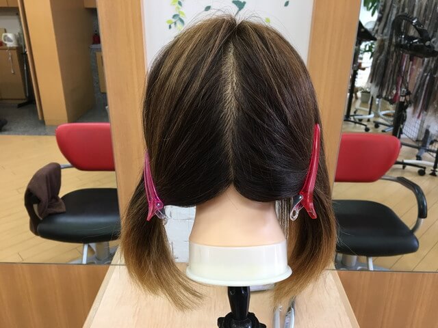 左右に分けた髪の毛の写真