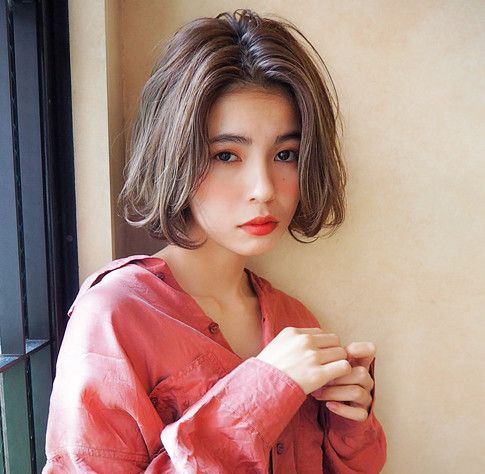 ブリーチありラベージュカラーの女性1
