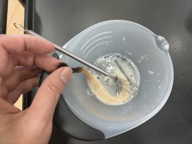 泡カラーで染めているところ