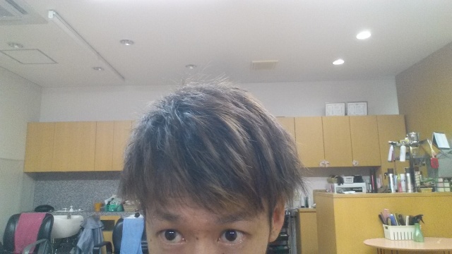 脱染剤前の髪の毛シャンプー後の写真アップ