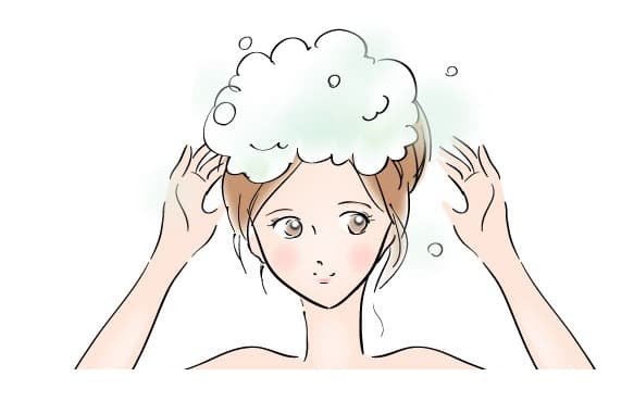 シャンプーを泡立てている女性