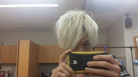 ホワイトブリーチした髪の毛が色落した後の写真