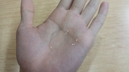 手に出した流さないトリートメントの写真