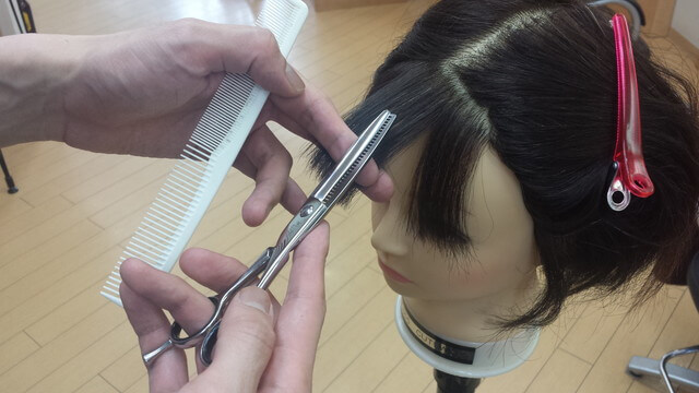 スキバサミで前髪を軽くする写真