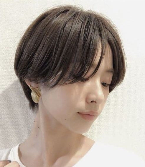 明るい茶色髪の女性