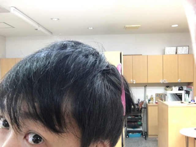 オーガニックワックスを使いやすいように髪の毛を分け取る写真