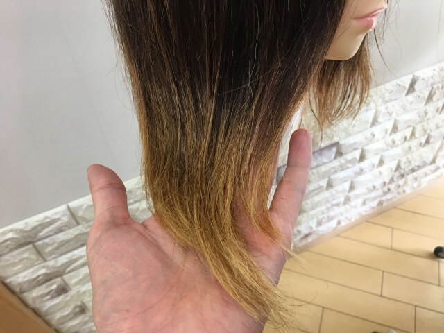 洗い流さないトリートメントを付けた髪の毛の毛先の写真