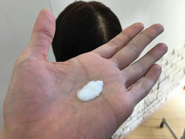 手に出したスーパーリッチシャインダメージリペアリッチ補修クリームの写真