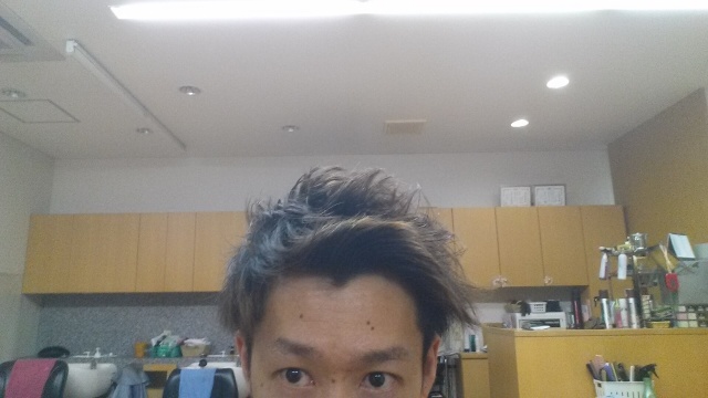 脱染剤前の髪の毛のアップ写真