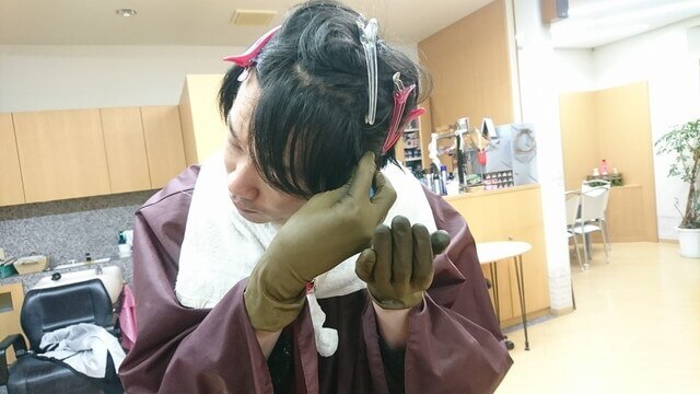 ブリーチを塗っているところの写真