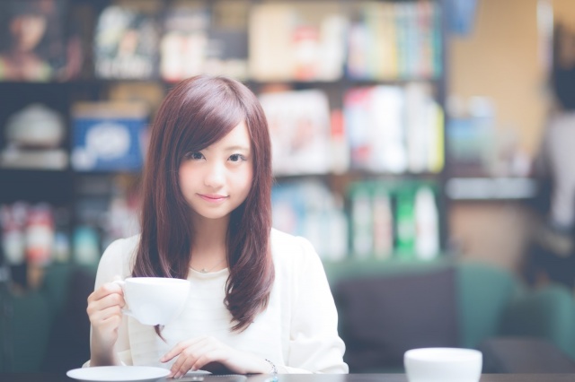 ワンカールしている女性の写真