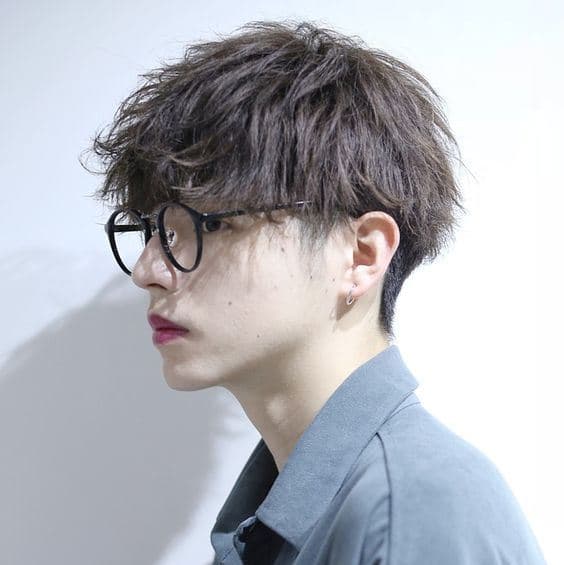 明るい茶髪の男性