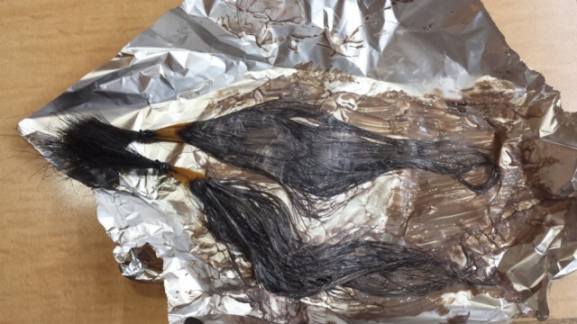 黒く染めた後の髪の毛の写真