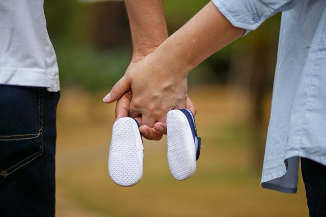手を取り合う夫婦の写真