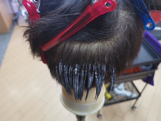 地肌近くを空けてヘアカラーを塗ったところ