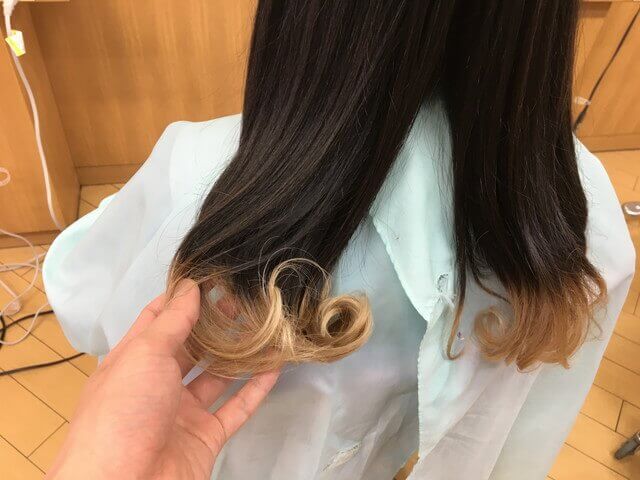 ヘアビューロンカールで巻き終えた髪の毛の手触り写真