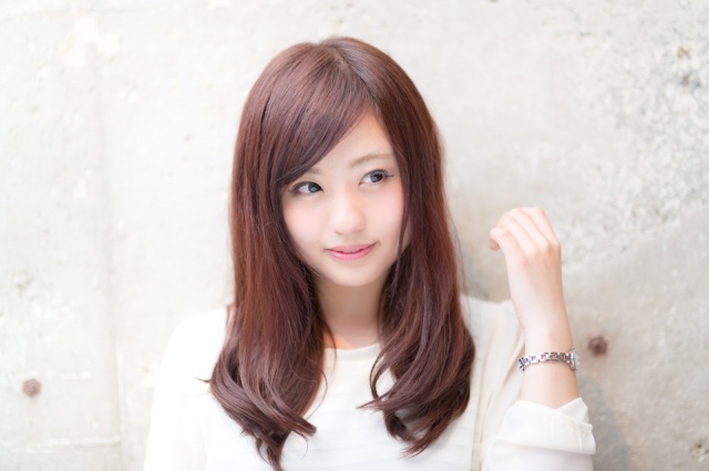 ワンカールしている女性の写真