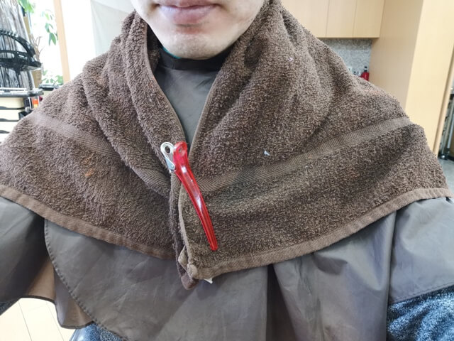 タオルをかけてクリップで止める写真