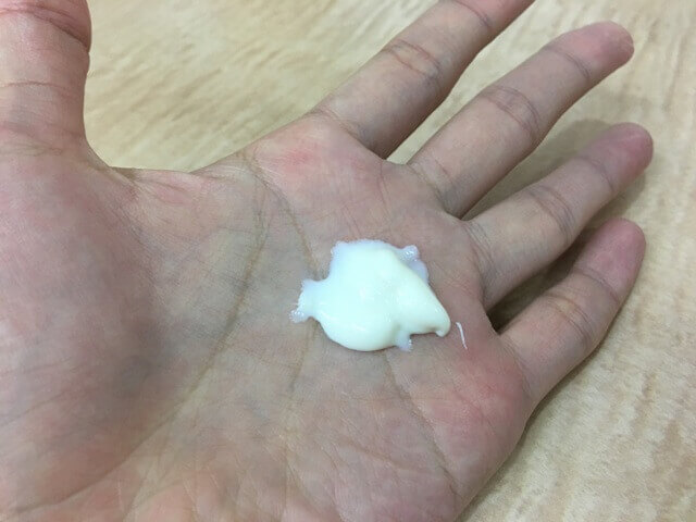 手の上のミルクワックスの写真