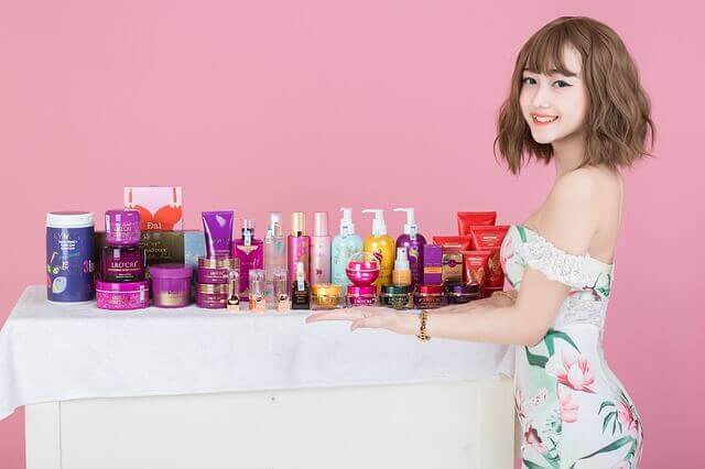 ヘアケア製品を紹介している女の子の写真