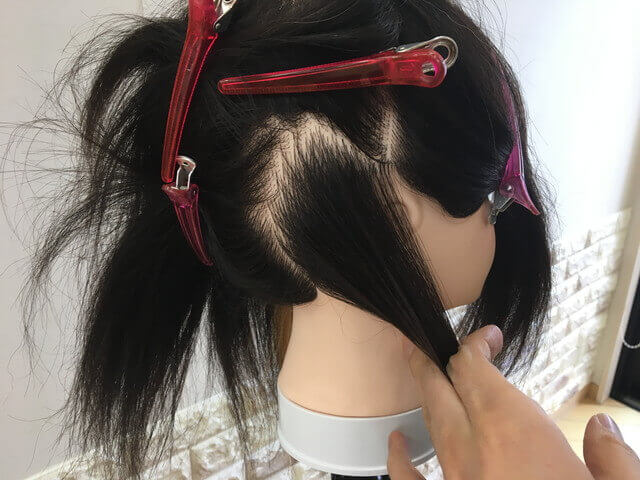 耳後ろインナーカラーの分け取る範囲バックの写真