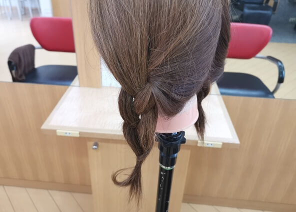 三つ編みにした髪