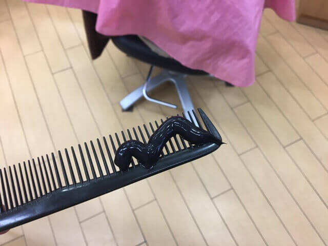 クシに乗せたカラートリートメントの写真