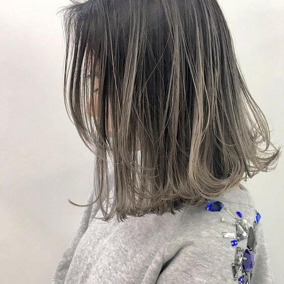 バレイヤージュグラデーションカラーの女性ボブ写真