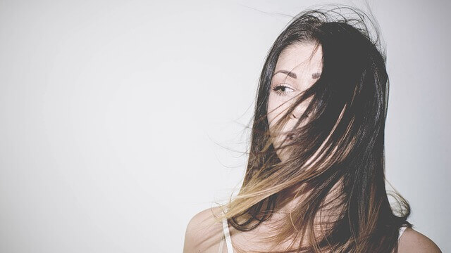 髪の毛にヘアカラーがされている女性の写真