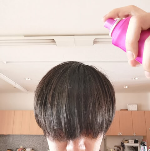 ストレートアイロンで伸ばした髪にスプレー