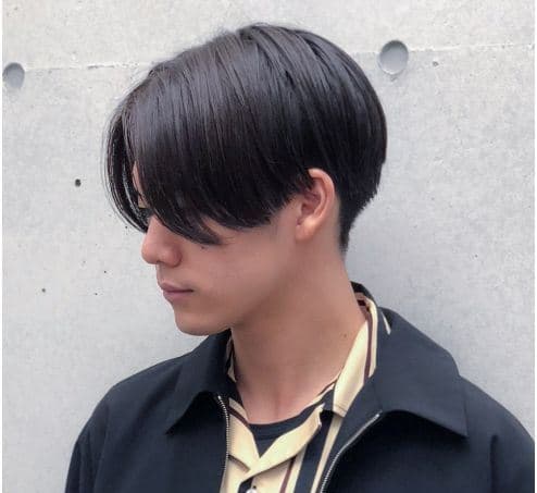 黒髪の男性の写真