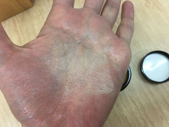手のひらに伸ばしたオーガニックワックスの写真