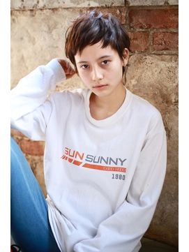目鼻顔立ちのハッキリした女性の写真