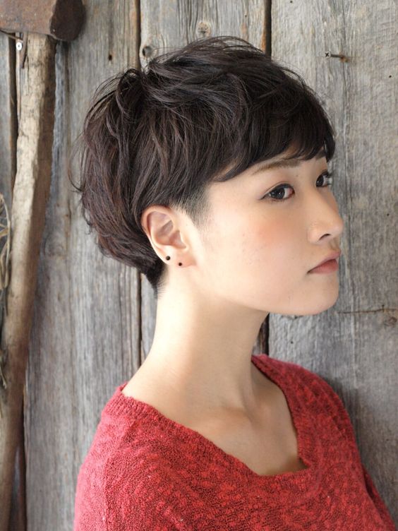 ツーブロックヘアの女性の写真