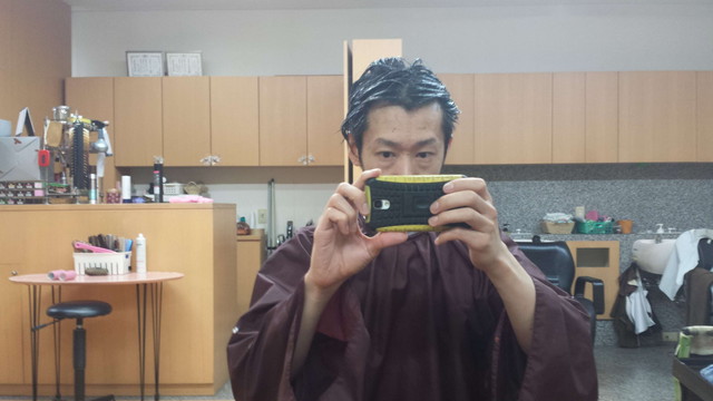 黒染めを塗った直後の髪の毛の写真