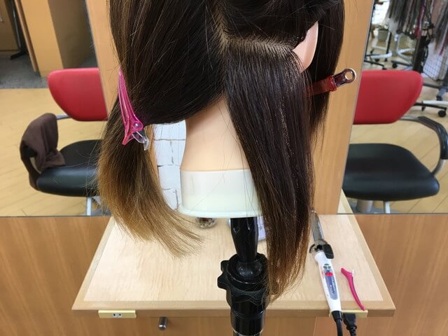 クレイツのアイロンで伸ばす毛束の写真