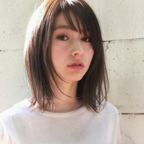 ミディアムヘアの透け感前髪の写真