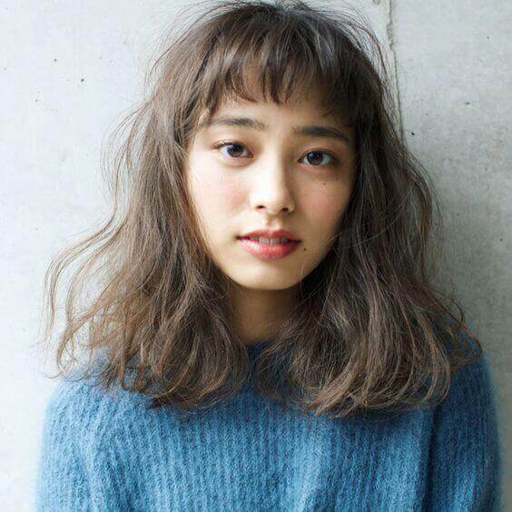 前髪短いロブヘアの写真