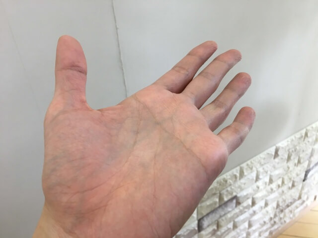 スーパーリッチシャインダメージリペアリッチ補修クリームの手に残り具合の写真