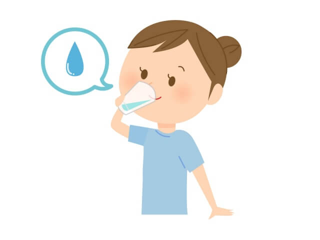 水を飲む女性の画像