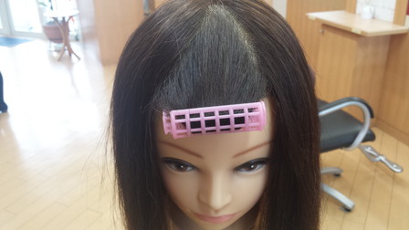 クリップ付きマジックカーラーで前髪を巻いた状態の写真