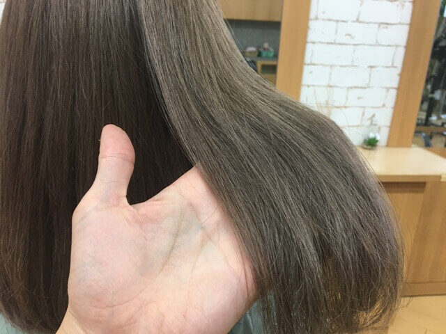 カラートリートメントで緑色になった髪の毛の写真
