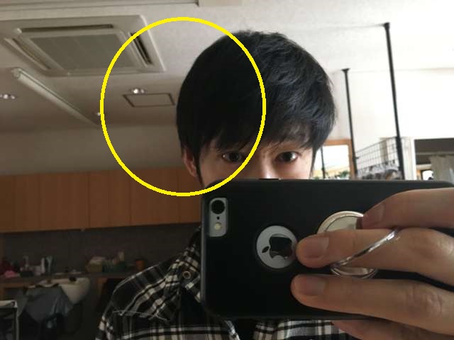 手のひらで左側サイドを抑え終った状態の写真