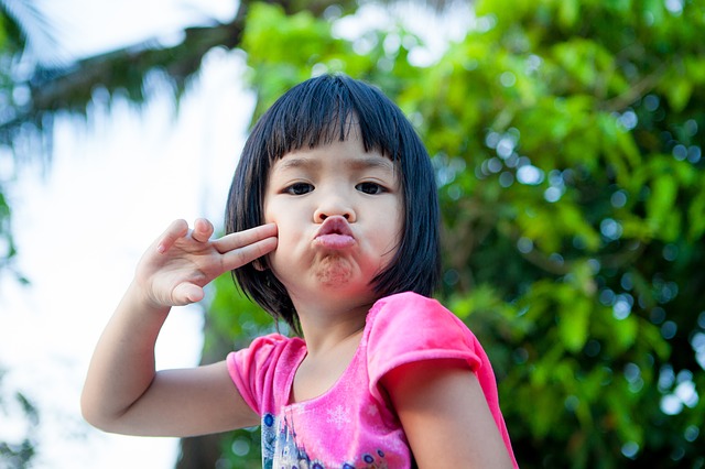 ピースする女の子の写真