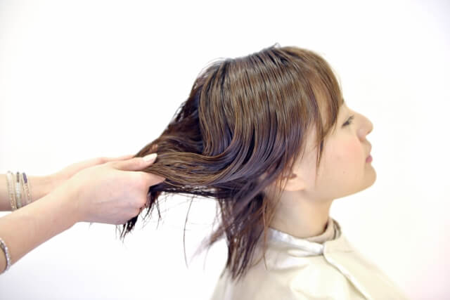 トリートメントされている女性