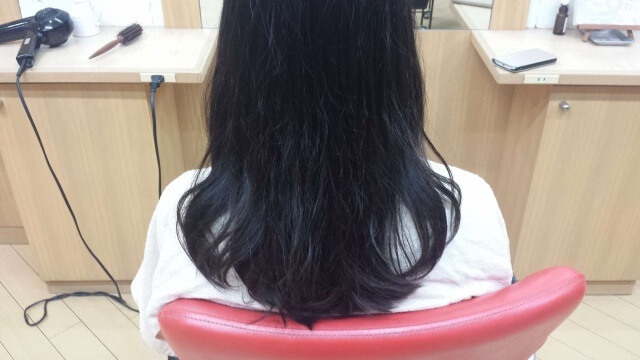 パーマをドライヤーで乾かした髪の毛の写真