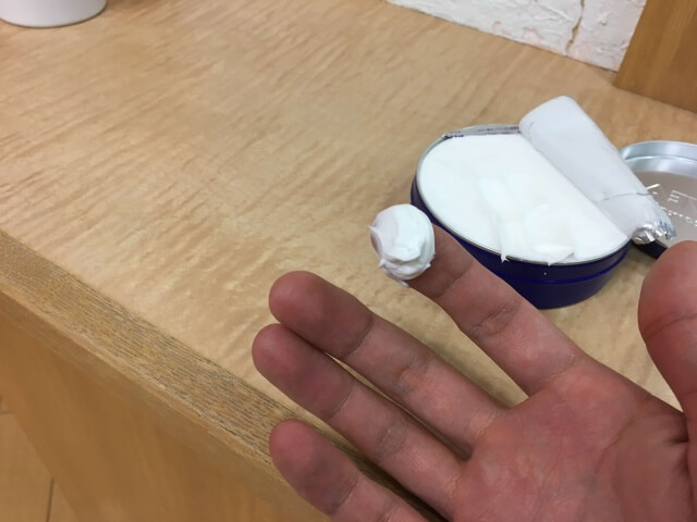 更にニベアを髪に付ける写真